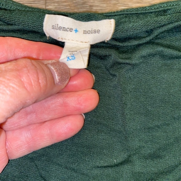 Silence + Noise size XS green cold shoulder top - Picture 5 of 5